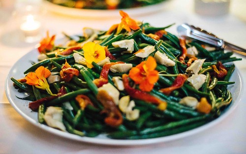Artichoke_green_bean_and_roasted_pepper_salad_with_mint_and_orange_dressing