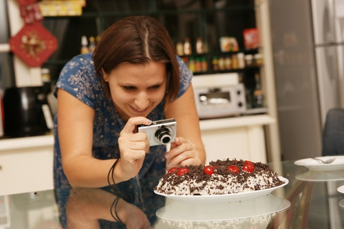 LC_taking_photo_of_black_forest_cake