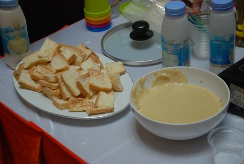 cheese_sauce_with_bread_for_tasting