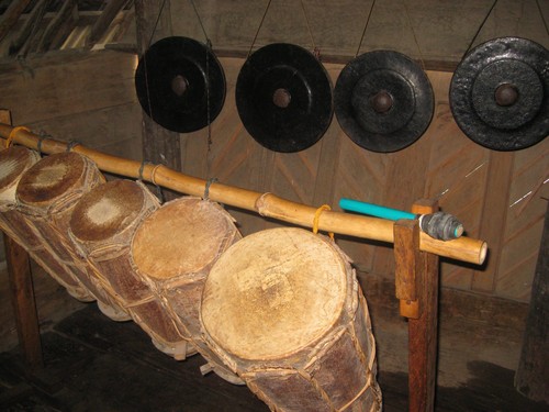 musical_instruments_in_Batak_house