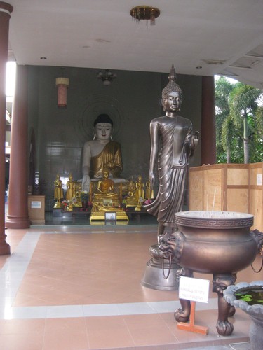statues_at_Maha_Vihara_Maitreya_Medan