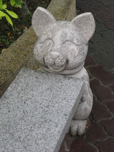 cat_seat_at_Kek_Lok_Si_temple