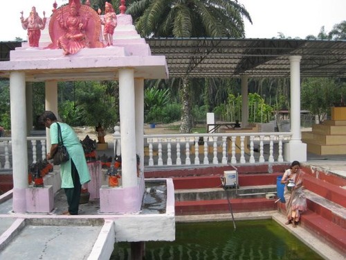 holy_water_at_Kanthareesar_temple