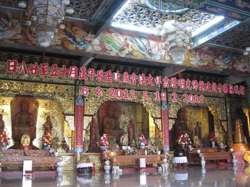 inside_temple_at_Kek_Lok_Si_temple