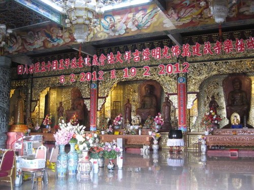inside_temple_at_Kek_Lok_Si_temple_2