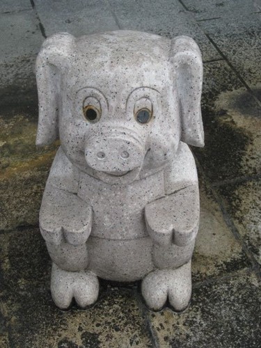 pig_statue_at_Kek_Lok_Si_temple