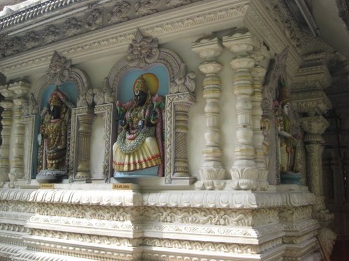 statues_at_Mid_Valley_temple_2