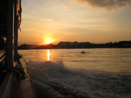 boat_and_Bangkok_river