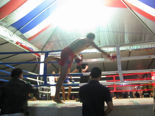 Hongugoen_thrown_from_the_ring_at_Muay_Thai