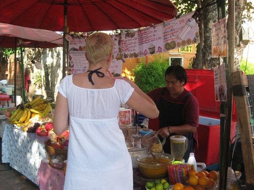 juice_stand_at_Chiang_Mai_Sunday_market