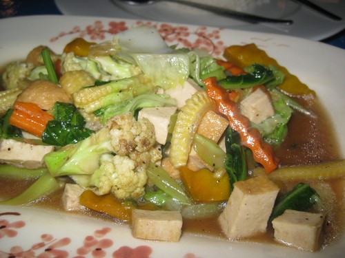 Fried_mixed_vegetables_with_cashew_nuts_and_tofu_
