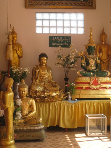 alter_at_Ta_Chi_Leik_Shwe_Da_go_Pagoda_