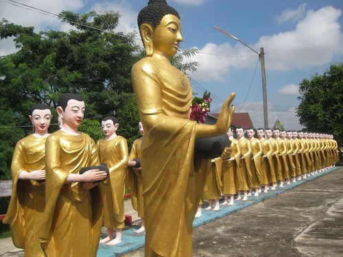 just_a_few_statues_2_at_Ta_Chi_Leik_Shwe_Da_go_Pagoda