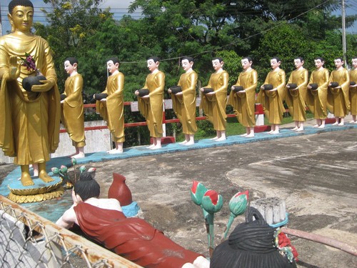 just_a_few_statues_at_Ta_Chi_Leik_Shwe_Da_go_Pagoda