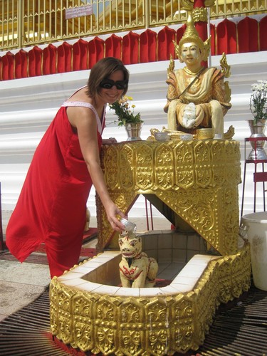 offering_at_Ta_Chi_Leik_Shwe_Da_go_Pagoda_