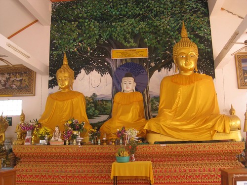 offerings_at_alter_at_Ta_Chi_Leik_Shwe_Da_go_Pagoda_