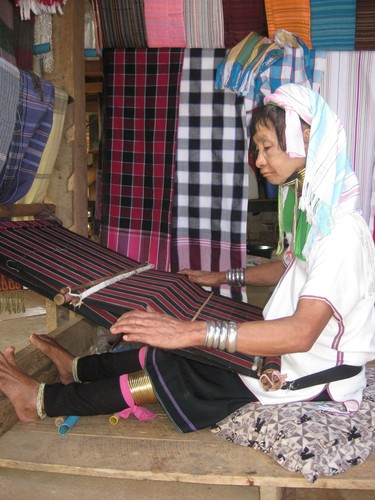 weaving_at_Regina_Hill_Tribal_Village
